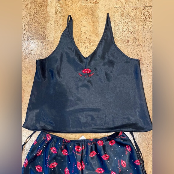 Delicates Pajama Set Liquid Satin Large Kisses Cami & Shorts Sexy - Picture 2 of 15